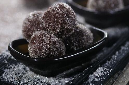 榛果<a href=/shicai/mimian/QiaoKeLi/index.html target=_blank><u>巧克力</u></a>球怎么做?