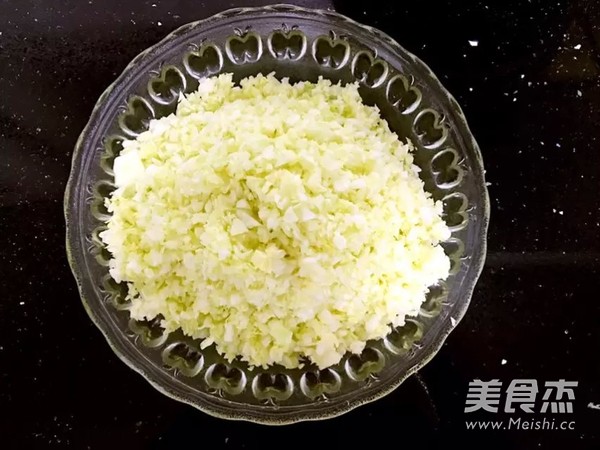 <a href=/shicai/shucai/YuanBaiCai/index.html target=_blank><u>圆<a href=/shicai/shucai/BaiCai/index.html target=_blank><u>白菜</u></a></u></a><a href=/shicai/rouqin/ZhuRou/index.html target=_blank><u>猪肉</u></a>水饺的做法