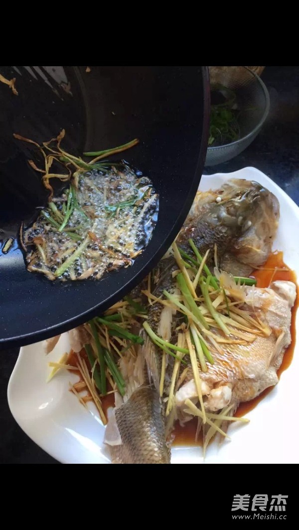 清蒸<a href=/shicai/shuichanpin/LuYu/index.html target=_blank><u>鲈鱼</u></a>的做法