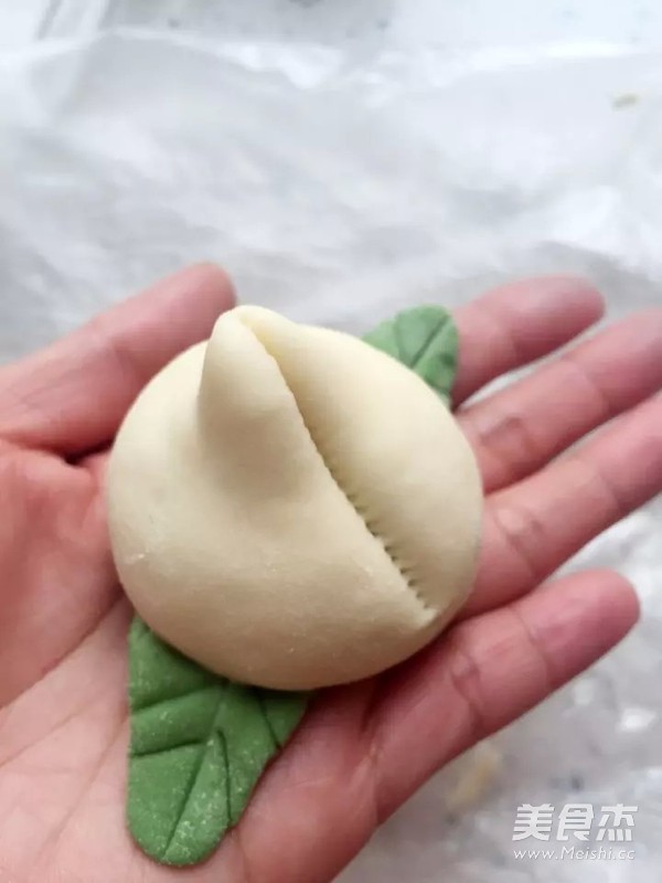 萌哒哒~寿<a href=/shicai/guopin/Tao/index.html target=_blank><u>桃</u></a>馒头的做法
