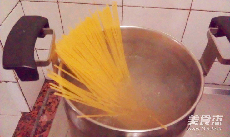 <a href=/shicai/mimian/ZhiShi/index.html target=_blank><u>芝士</u></a>肉酱焗意粉的做法