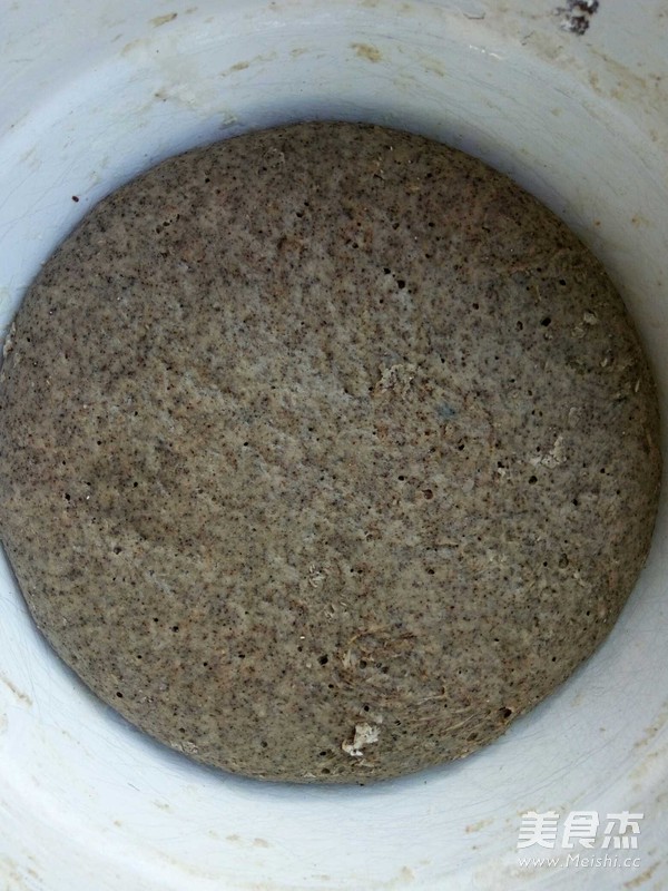 杂粮<a href=/shicai/guopin/ZhiMa/index.html target=_blank><u>芝麻</u></a>花卷的做法