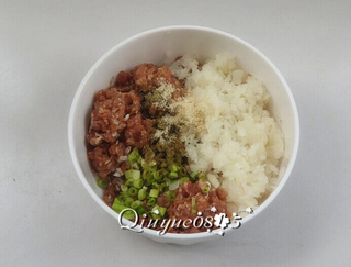 白<a href=/shicai/shucai/LuoBo/index.html target=_blank><u>萝卜</u></a>包子