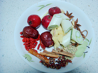 <a href=/shicai/shucai/LuoBo/index.html target=_blank><u>萝卜</u></a><a href=/shicai/rouqin/PaiGu/index.html target=_blank><u>排骨</u></a>滋补养生汤