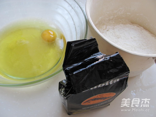 咖啡<a href=/shicai/guopin/HeiZhiMa/index.html target=_blank><u>黑<a href=/shicai/guopin/ZhiMa/index.html target=_blank><u>芝麻</u></a></u></a>酥球的做法