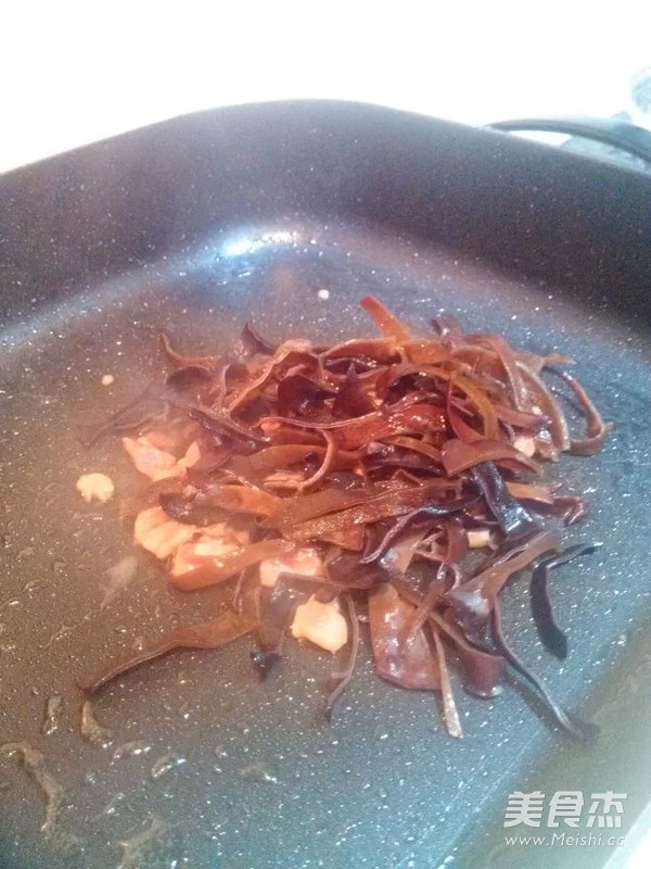 肉片<a href=/shicai/shucai/MuEr/index.html target=_blank><u>木耳</u></a><a href=/shicai/mimian/FenSi/index.html target=_blank><u>粉丝</u></a>的做法