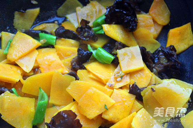 <a href=/shicai/shucai/QingJiao/index.html target=_blank><u>青椒</u></a><a href=/shicai/shucai/MuEr/index.html target=_blank><u>木耳</u></a><a href=/shicai/shucai/NanGua/index.html target=_blank><u>南瓜</u></a>片的做法