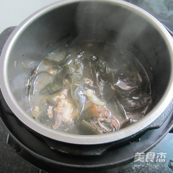 拆骨<a href=/shicai/shuichanpin/HaiDai/index.html target=_blank><u>海带</u></a>汤的做法