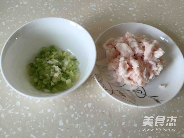 香葱<a href=/shicai/rouqin/ZhuYou/index.html target=_blank><u>猪油</u></a>饼的做法