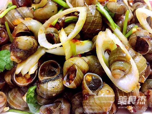 蒜蓉辣酱爆炒<a href=/shicai/shuichanpin/TianLuo/index.html target=_blank><u>田螺</u></a>的做法