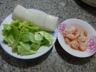 江白虾<a href=/shicai/shucai/YuanBaiCai/index.html target=_blank><u>圆<a href=/shicai/shucai/BaiCai/index.html target=_blank><u>白菜</u></a></u></a><a href=/shicai/mimian/NianGao/index.html target=_blank><u>年糕</u></a>汤