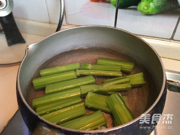 <a href=/shicai/shucai/XiQin/index.html target=_blank><u>西芹</u></a><a href=/shicai/shucai/HuangGua/index.html target=_blank><u>黄瓜</u></a><a href=/shicai/guopin/PingGuo/index.html target=_blank><u>苹果</u></a>汁的做法