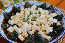 <a href=/shicai/rouqin/PiDan/index.html target=_blank><u>皮蛋</u></a>拌<a href=/shicai/mimian/DouFu/index.html target=_blank><u>豆腐</u></a>