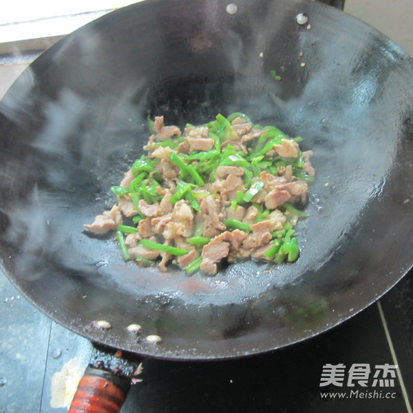 <a href=/shicai/shucai/XiQin/index.html target=_blank><u>西芹</u></a><a href=/shicai/shucai/QingJiao/index.html target=_blank><u>青椒</u></a>肉丝的做法