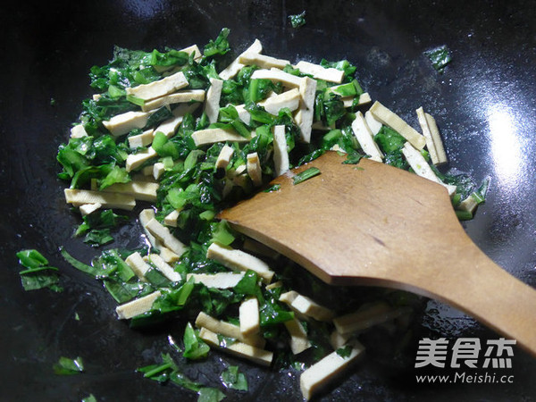 <a href=/shicai/shucai/WoSun/index.html target=_blank><u>莴笋</u></a>叶炒<a href=/shicai/mimian/DouFu/index.html target=_blank><u>豆腐</u></a>干的做法