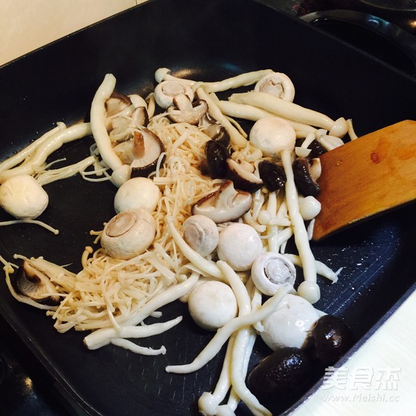 杂菇炒鸡翼的做法