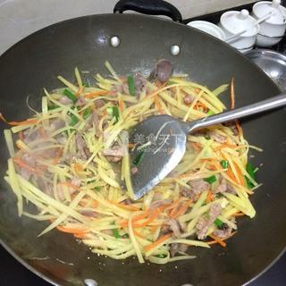 <a href=/shicai/rouqin/JiZa/index.html target=_blank><u>鸡杂</u></a>炒<a href=/shicai/shucai/TuDou/index.html target=_blank><u>土豆</u></a><a href=/shicai/shucai/HuLuoBo/index.html target=_blank><u>胡<a href=/shicai/shucai/LuoBo/index.html target=_blank><u>萝卜</u></a></u></a>丝