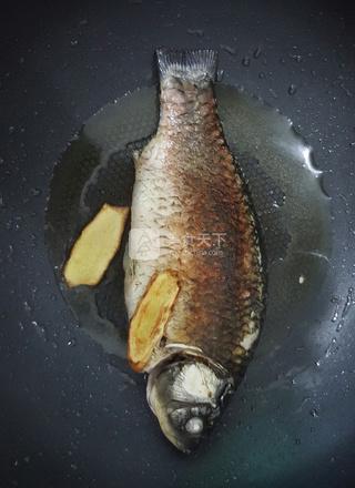 <a href=/shicai/shucai/LuoBo/index.html target=_blank><u>萝卜</u></a>丝<a href=/shicai/shuichanpin/JiYu/index.html target=_blank><u>鲫鱼</u></a>汤