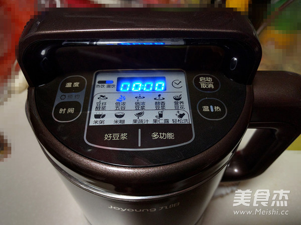 倍浓红<a href=/shicai/guopin/Zao/index.html target=_blank><u>枣</u></a><a href=/shicai/mimian/DouJiang/index.html target=_blank><u>豆浆</u></a>的做法