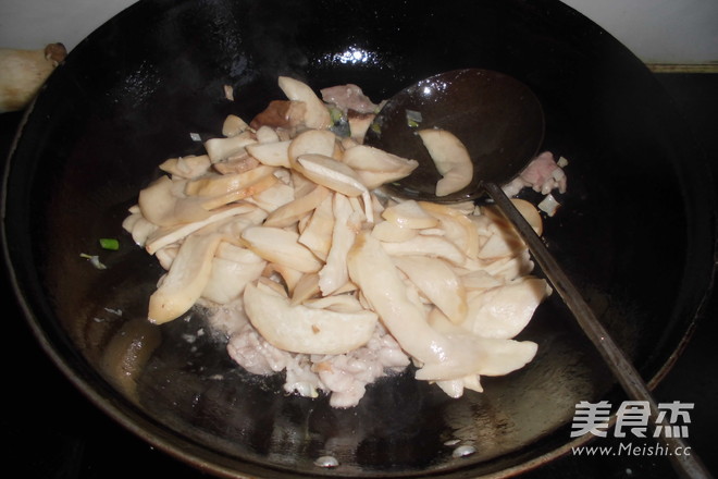 <a href=/shicai/shucai/XingBaoGu/index.html target=_blank><u><a href=/shicai/guopin/Xing/index.html target=_blank><u>杏</u></a>鲍菇</u></a>炒肉的做法