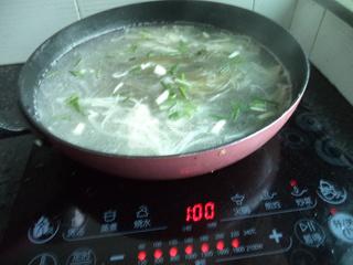 <a href=/shicai/rouqin/ZhuRou/index.html target=_blank><u>猪肉</u></a>金针菇<a href=/shicai/mimian/FenSi/index.html target=_blank><u>粉丝</u></a>汤