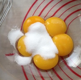 樱花<a href=zt/qifengdg target=_blank><u>戚风蛋糕</u></a>卷