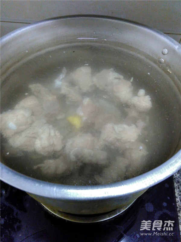 白<a href=/shicai/shucai/LuoBo/index.html target=_blank><u>萝卜</u></a><a href=/shicai/rouqin/PaiGu/index.html target=_blank><u>排骨</u></a>汤的做法