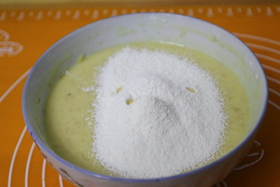 <a href=/shicai/guopin/XianJiao/index.html target=_blank><u>香蕉</u></a><a href=zt/qifengdg target=_blank><u>戚风蛋糕</u></a>步骤5