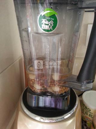 <a href=/shicai/shucai/YinEr/index.html target=_blank><u>银耳</u></a>薏仁<a href=/shicai/guopin/LianZi/index.html target=_blank><u>莲子</u></a>咸汤