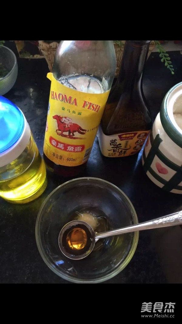 清蒸<a href=/shicai/shuichanpin/LuYu/index.html target=_blank><u>鲈鱼</u></a>的做法