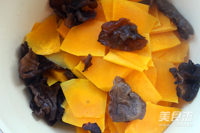 <a href=/shicai/shucai/QingJiao/index.html target=_blank><u>青椒</u></a><a href=/shicai/shucai/MuEr/index.html target=_blank><u>木耳</u></a><a href=/shicai/shucai/NanGua/index.html target=_blank><u>南瓜</u></a>片的做法