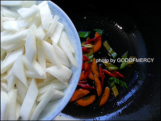 舌尖上的高考:舒缓压力<a href=/shicai/shucai/BaiCai/index.html target=_blank><u>白菜</u></a>炒肉片