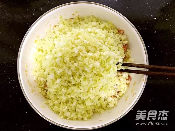 <a href=/shicai/shucai/YuanBaiCai/index.html target=_blank><u>圆<a href=/shicai/shucai/BaiCai/index.html target=_blank><u>白菜</u></a></u></a><a href=/shicai/rouqin/ZhuRou/index.html target=_blank><u>猪肉</u></a>水饺的做法