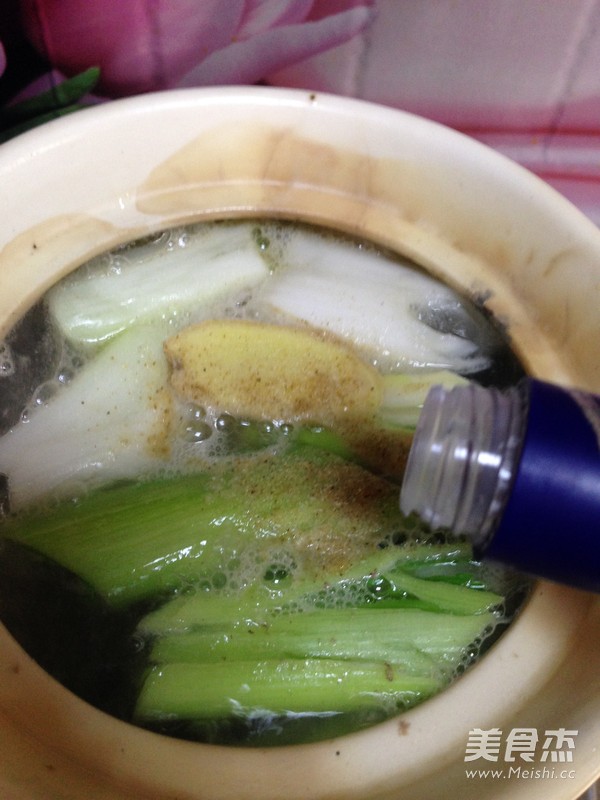 <a href=/shicai/rouqin/JiGu/index.html target=_blank><u>脊骨</u></a><a href=/shicai/shucai/LianOu/index.html target=_blank><u>莲<a href=/shicai/shucai/Ou/index.html target=_blank><u>藕</u></a></u></a>汤的做法