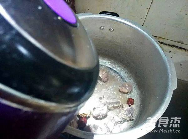 <a href=/shicai/rouqin/PaiGu/index.html target=_blank><u>排骨</u></a>红<a href=/shicai/guopin/Zao/index.html target=_blank><u>枣</u></a><a href=/shicai/shucai/LuoBo/index.html target=_blank><u>萝卜</u></a>汤的做法