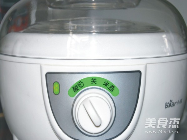 自制<a href=/shicai/mimian/SuanNai/index.html target=_blank><u>酸奶</u></a>的做法