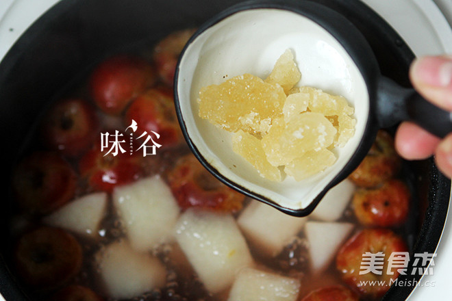 春季必备的雪<a href=/shicai/guopin/Li/index.html target=_blank><u>梨</u></a><a href=/shicai/guopin/ShanZha/index.html target=_blank><u>山楂</u></a>糖水的做法