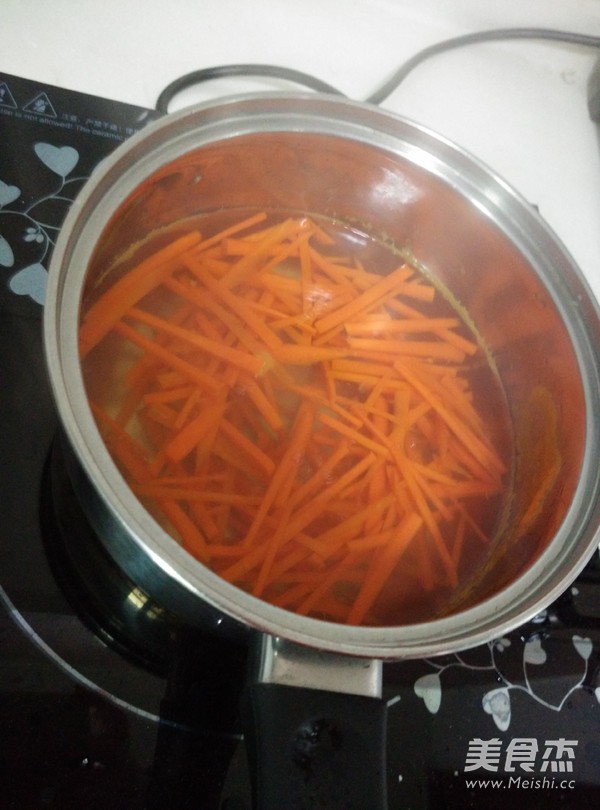 #香雪面粉#<a href=/shicai/mimian/YuMi/index.html target=_blank><u>玉米</u></a><a href=/shicai/shucai/WanDou/index.html target=_blank><u>豌豆</u></a>葱香面的做法