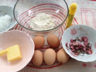 樱花<a href=zt/qifengdg target=_blank><u>戚风蛋糕</u></a>卷