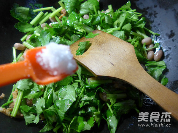 <a href=/shicai/rouqin/WuHuaRou/index.html target=_blank><u>五花肉</u></a><a href=/shicai/guopin/HuaSheng/index.html target=_blank><u>花生</u></a>米炒<a href=/shicai/shucai/QinCai/index.html target=_blank><u>芹菜</u></a>的做法