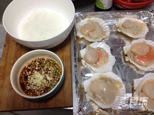 懒人厨房:蒜蓉<a href=/shicai/mimian/FenSi/index.html target=_blank><u>粉丝</u></a><a href=/shicai/shuichanpin/ShanBei/index.html target=_blank><u>扇贝</u></a>的做法