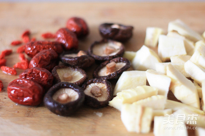 <a href=/shicai/shucai/ChunSun/index.html target=_blank><u>春笋</u></a><a href=/shicai/shuichanpin/JiaYu/index.html target=_blank><u>甲鱼</u></a>汤的做法