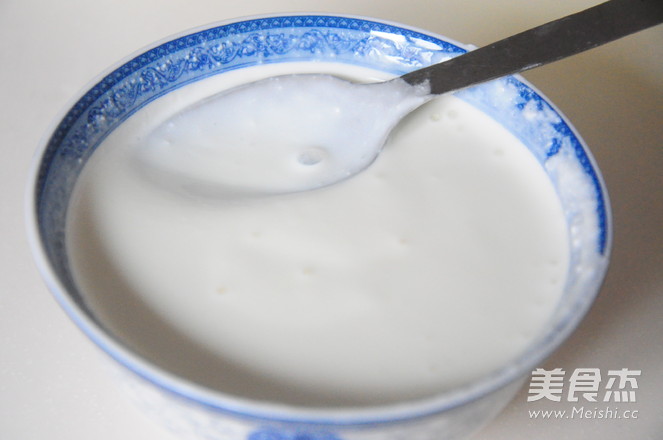 自制美味<a href=/shicai/mimian/SuanNai/index.html target=_blank><u>酸奶</u></a>的做法