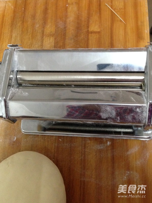 机压<a href=/shicai/mimian/MianTiao/index.html target=_blank><u>面条</u></a>的做法