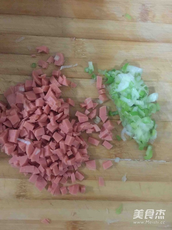 自制<a href=/shicai/shucai/TuDou/index.html target=_blank><u>土豆</u></a>饼的做法