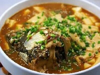 汤汁鲜美的青<a href=/shicai/shuichanpin/YuYuTou/index.html target=_blank><u>鱼头</u></a>尾汤怎么做?