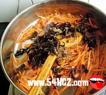 炒金针菇的做法4