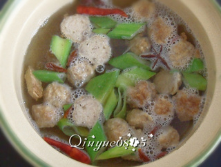 白<a href=/shicai/shucai/LuoBo/index.html target=_blank><u>萝卜</u></a>炖<a href=/shicai/mimian/DouFu/index.html target=_blank><u>豆腐</u></a>小砂锅