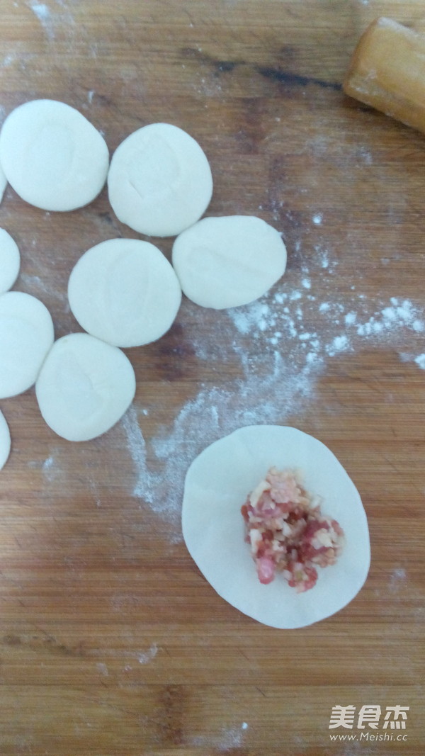 <a href=/shicai/shucai/LianOu/index.html target=_blank><u>莲<a href=/shicai/shucai/Ou/index.html target=_blank><u>藕</u></a></u></a><a href=/shicai/rouqin/ZhuRou/index.html target=_blank><u>猪肉</u></a>饺子的做法