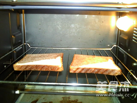 <a href=/shicai/guopin/HuoLongGuo/index.html target=_blank><u>火龙果</u></a><a href=/shicai/mimian/MianBao/index.html target=_blank><u>面包</u></a>蒸布丁的做法